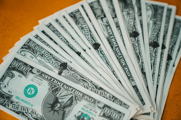 Femmes en Finance: Dépasser les Barrières Invisibles et Réinventer l'Analyse Financière